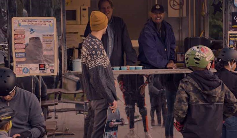 Skateboard och en kiosk som bakgrund.