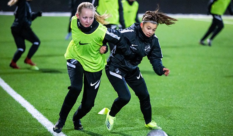 Tjejer spelar fotboll, AIk fotboll.