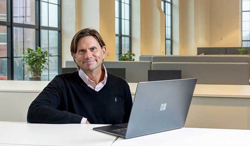 En glad anställd på Folkspels IT-avdelning