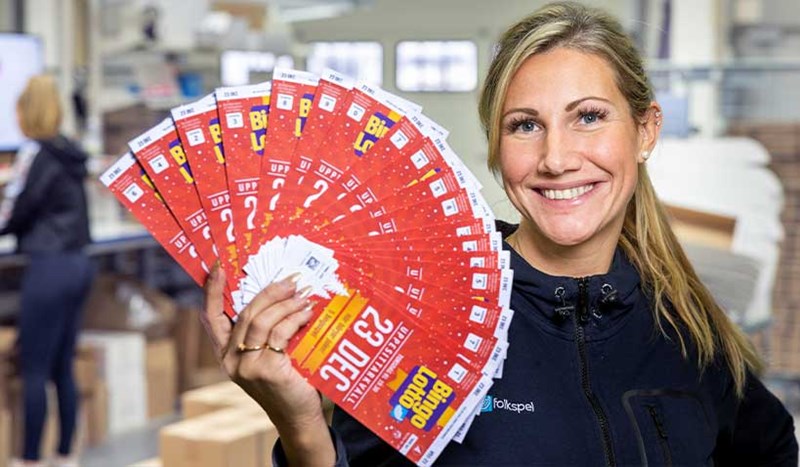 Glad tjej som håller upp uppesittarlotter