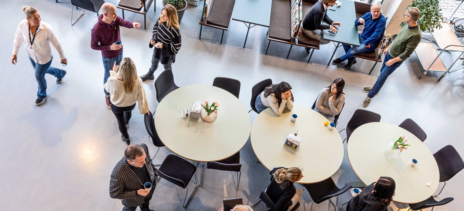 Vy ovanifrån på Folkspels kontors lunchrum