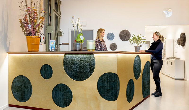 Kvinna arbetar på receptionen. 