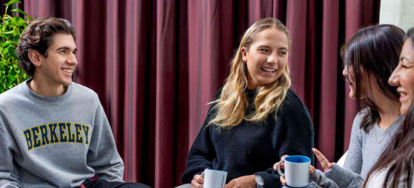 Glada kollegor på Folkspels kontor.