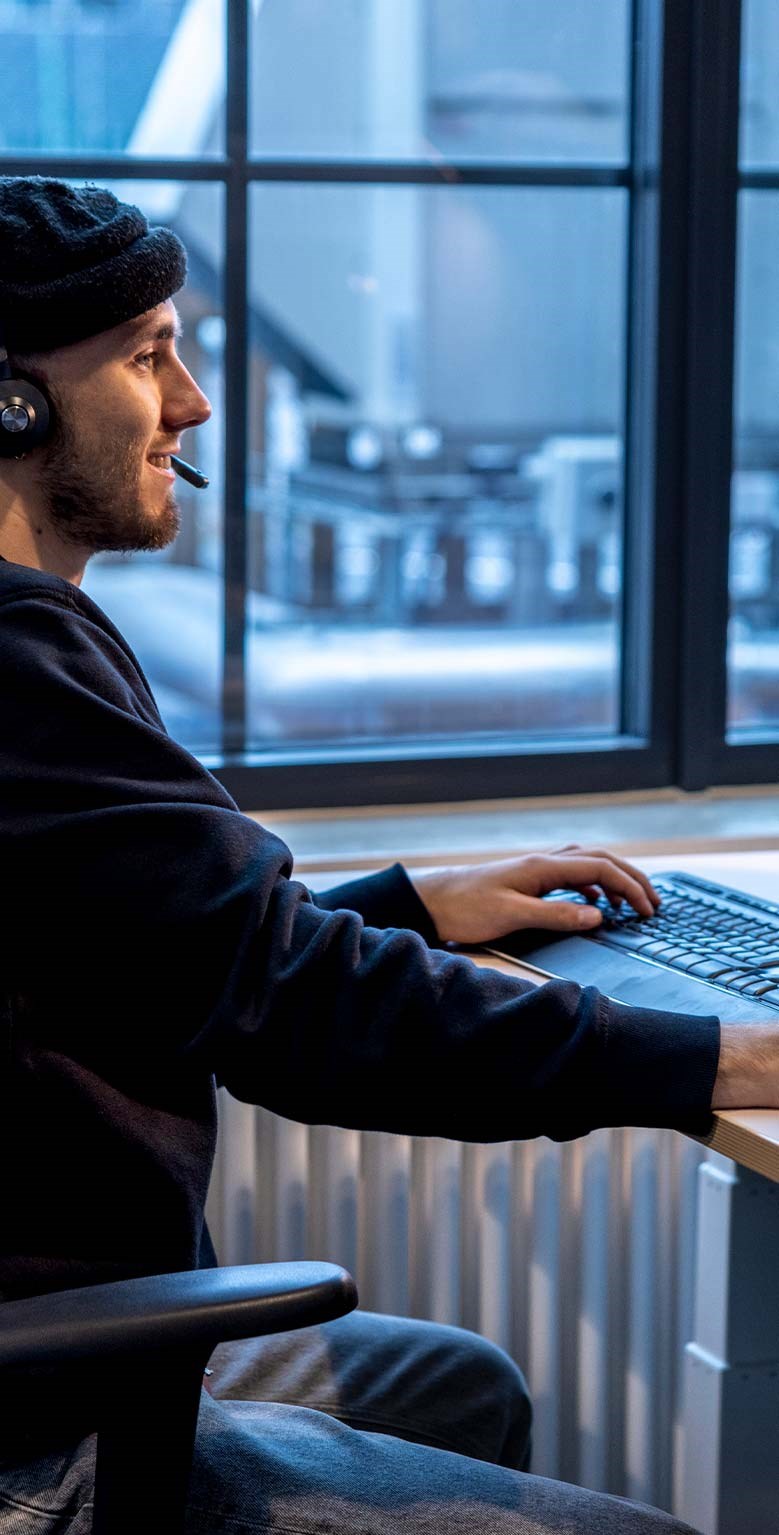 Jobba på Folkspel Kollega på Folkspel svarar i telefon vid sitt skrivbord