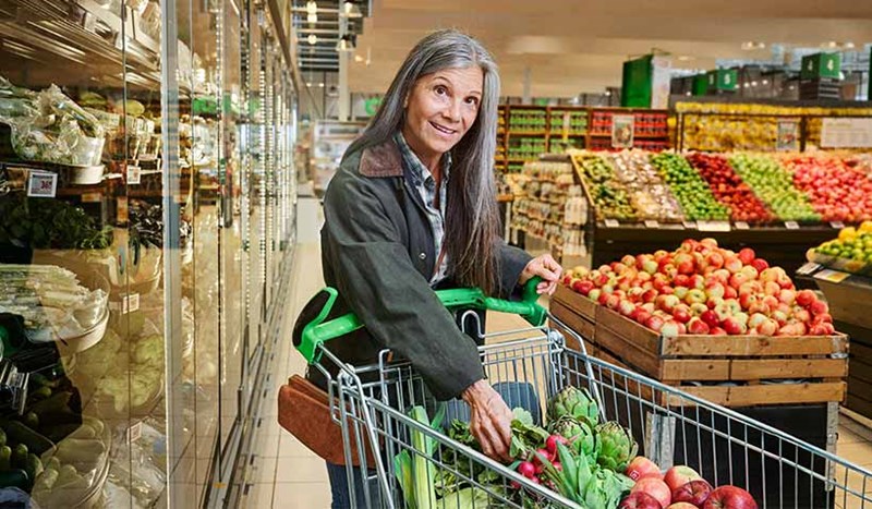 En kvinna som handlar på coop. 