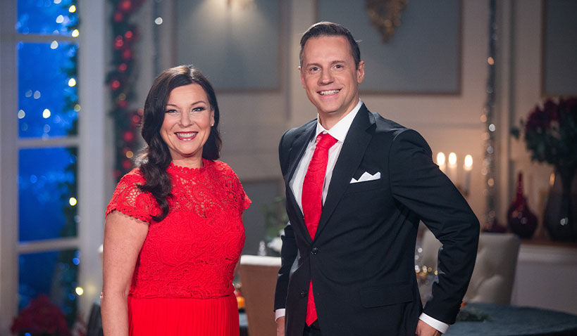 Lotta Engberg och Stefan Odelberg i julig miljö