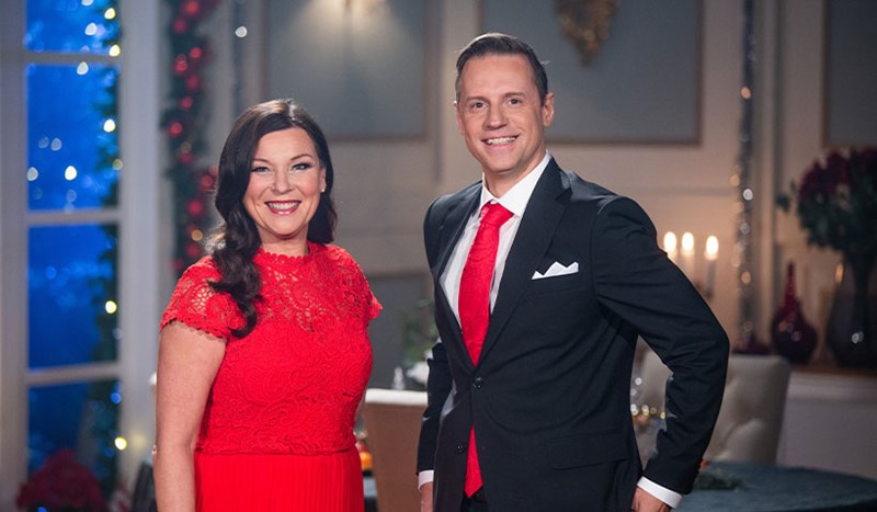 Lotta Engberg och Stefan Odelberg i julig miljö